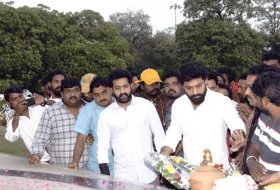 Jr-NTR-And-Kalyan-Ram-Pays-Tribute-To-NTR-At-NTR -Ghat-04